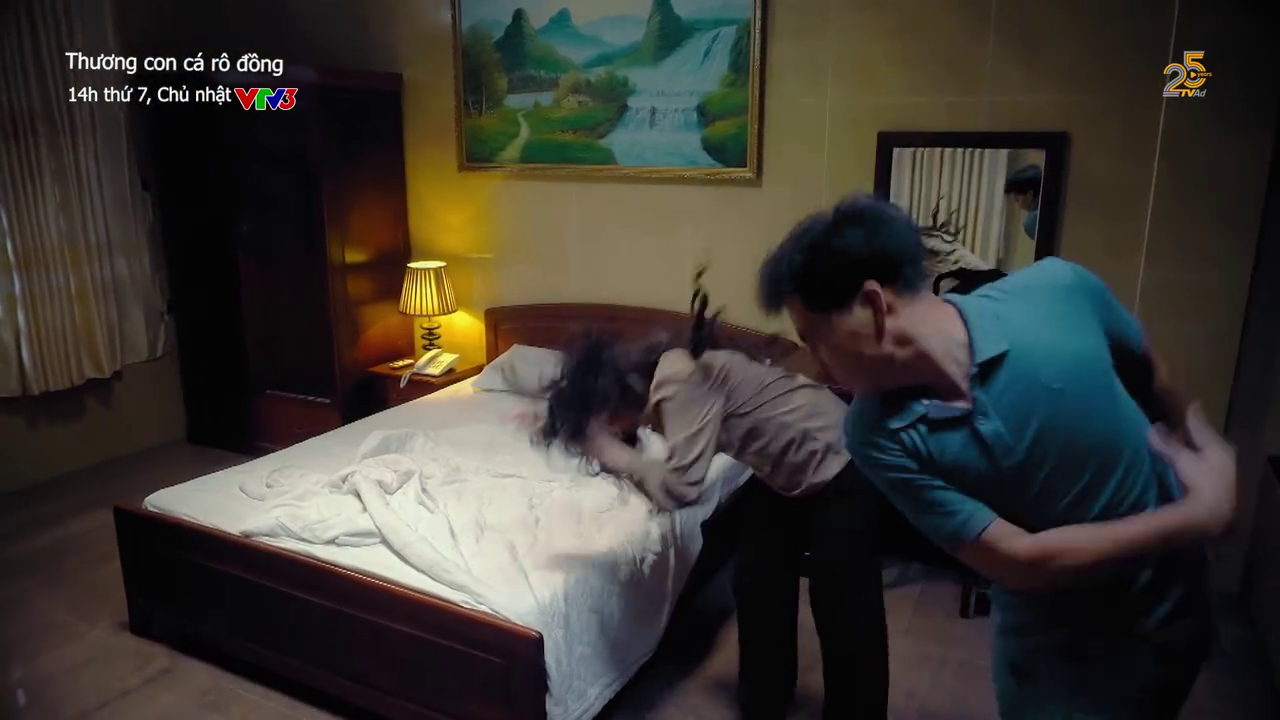 Thương con c&aacute; r&ocirc; đồng - Tập 24: Thương bỏ l&agrave;ng ra đi, &ocirc;ng Lưu bị bắt - Ảnh 1.