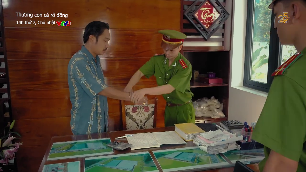 Thương con c&aacute; r&ocirc; đồng - Tập 24: Thương bỏ l&agrave;ng ra đi, &ocirc;ng Lưu bị bắt - Ảnh 4.