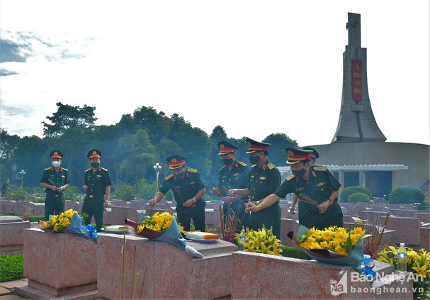 Bộ Tư lệnh Quân khu 4 dâng hương tại khu di tích Kim Liên - Ảnh 2.