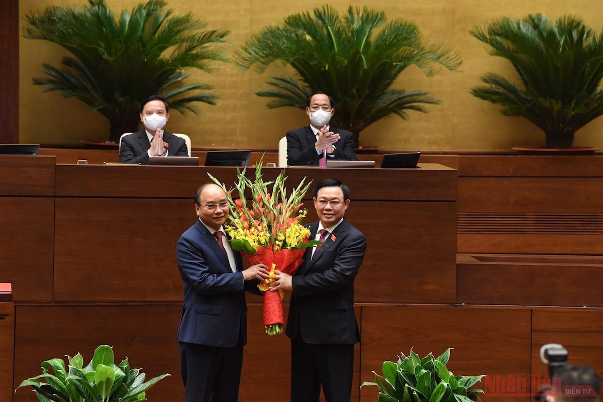 
NA Chairman Vuong Dinh Hue presents flowers to newly-elected President Nguyen Xuan Phuc. (Photo: NDO)
