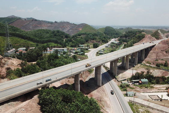 Quảng Ninh duy trì đà tăng trưởng trong trạng thái bình thường mới - Ảnh 1.