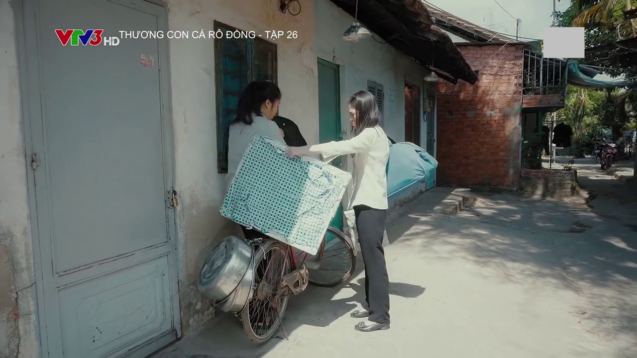 Thương con cá rô đồng - Tập 26: Chị em Thương chính thức khăn gói lên Sài Gòn - Ảnh 2. Thương con cá rô đồng - Tập 26: Chị em Thương chính thức khăn gói lên Sài Gòn - Ảnh 2.