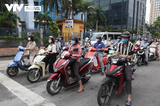 Đường phố H&agrave; Nội đ&ocirc;ng đ&uacute;c trở lại - Ảnh 2.