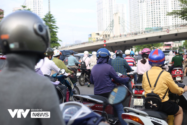 Đường phố H&agrave; Nội đ&ocirc;ng đ&uacute;c trở lại - Ảnh 4.