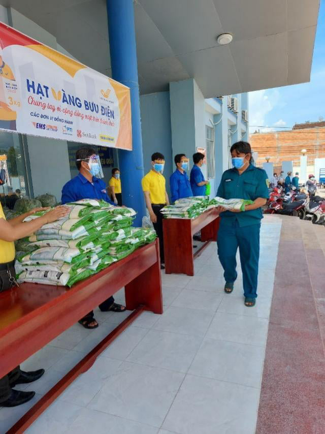 “Tấm lòng mùa dịch, san sẻ yêu thương” dành 160 tỷ đồng cho người lao động tự do tại TP Hồ Chí Minh - Ảnh 1.