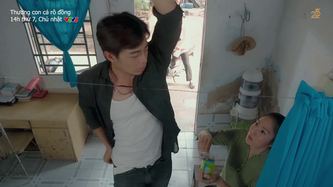 Thương con c&aacute; r&ocirc; đồng - Tập 32: Vừa đ&aacute; &Uacute;t L&agrave;nh, Khang lại giở tr&ograve; h&egrave;n để l&ecirc;n giường với Quỳnh - Ảnh 4.