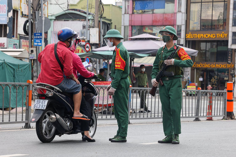 TP Hồ Chí Minh vắng bóng người ngày đầu siết chặt quy định ai ở đâu ở yên đó - Ảnh 26.