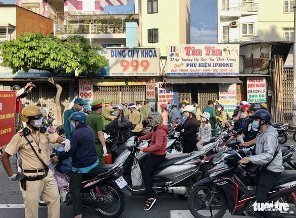 TP Hồ Chí Minh vắng bóng người ngày đầu siết chặt quy định ai ở đâu ở yên đó - Ảnh 2.