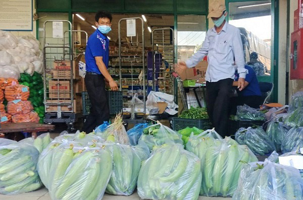 
Locals in Quang Nam province packaging vegetables and fruit to donate to people in Da Nang city. (Photo: NDO/Quoc Viet)
