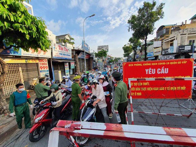 TP Hồ Chí Minh vắng bóng người ngày đầu siết chặt quy định ai ở đâu ở yên đó - Ảnh 3.