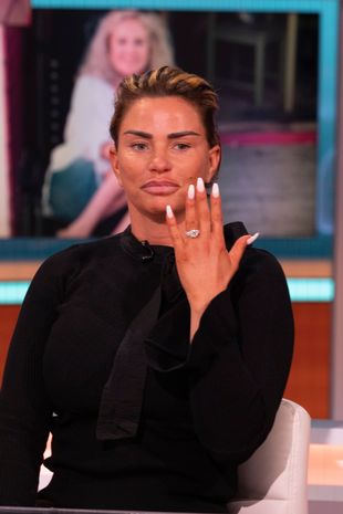 Cựu người mẫu Katie Price bị h&agrave;nh hung v&agrave; cướp nhẫn kim cương - Ảnh 1.
