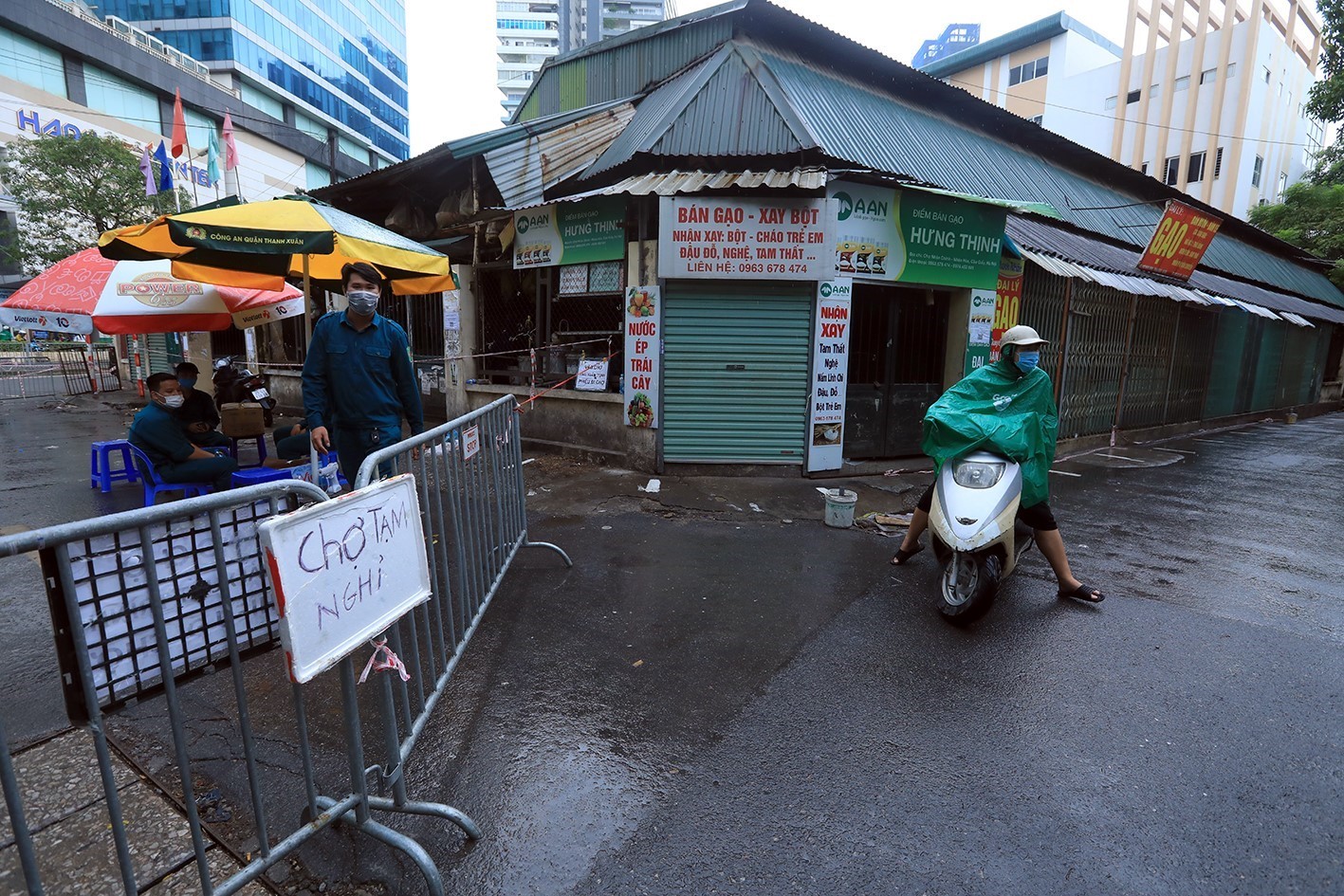 Hà Nội: Quận Thanh Xuân tạm dừng hoạt động chợ Nhân Chính - Ảnh 3. Hà Nội: Quận Thanh Xuân tạm dừng hoạt động chợ Nhân Chính - Ảnh 3.