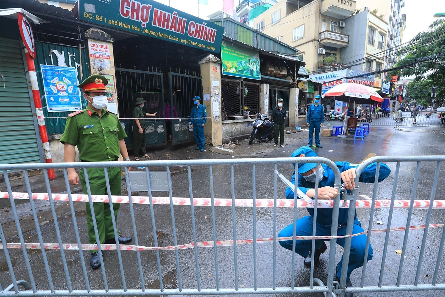 Hà Nội: Quận Thanh Xuân tạm dừng hoạt động chợ Nhân Chính - Ảnh 4. Hà Nội: Quận Thanh Xuân tạm dừng hoạt động chợ Nhân Chính - Ảnh 4.