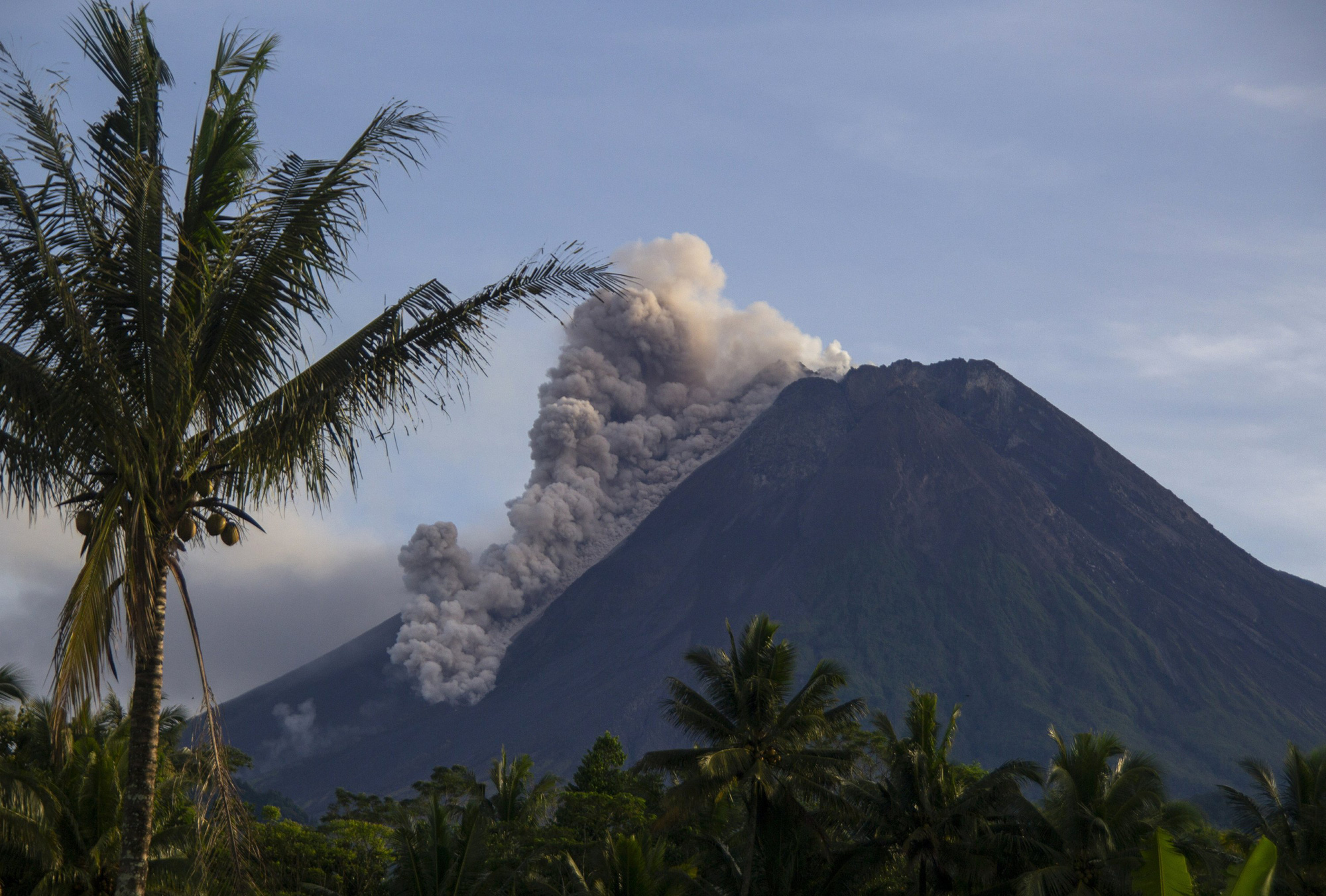 Núi lửa Merapi tại Indonesia phun trào, tro bụi cao 1.000 m - Ảnh 1. Núi lửa Merapi tại Indonesia phun trào, tro bụi cao 1.000 m - Ảnh 1.