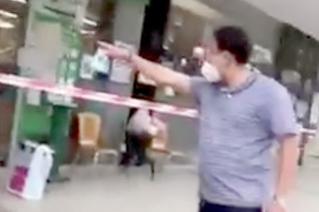 Khởi tố người đ&agrave;n &ocirc;ng tự xưng l&agrave; th&agrave;nh vi&ecirc;n Ban chỉ đạo Quận 7 - Ảnh 1.