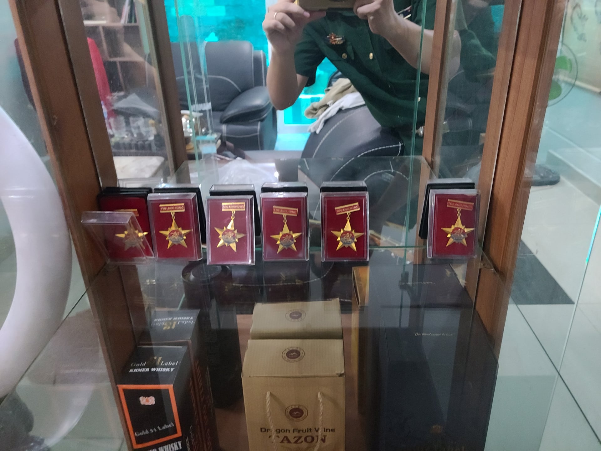 Giả danh trung tướng qu&acirc;n đội ti&ecirc;u thụ thuốc được cho l&agrave; chữa COVID-19 - Ảnh 4.