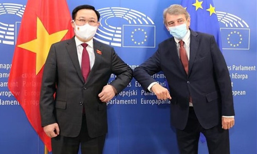 
Chairman of the Vietnamese National Assembly Vuong Dinh Hue (left) and President of the European Parliament David Sassoli pose for a photo ahead of their meeting on September 8.
