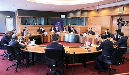 
 The talks between the leaders of the Vietnamese N.A. and the E.P. in Brussels
