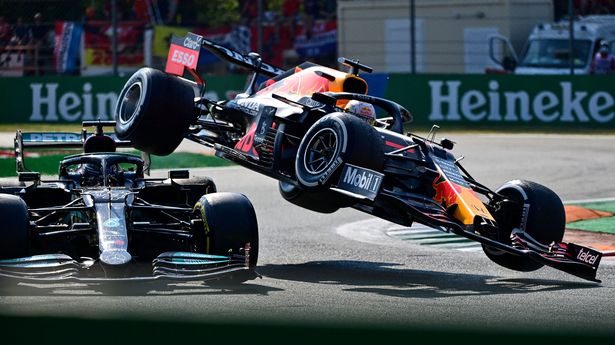 FIA vào cuộc điều tra vụ va chạm giữa Max Verstappen và Lewis Hamilton - Ảnh 1.