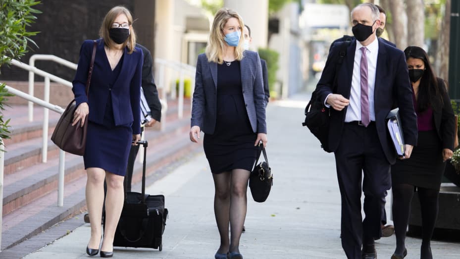 Elizabeth Holmes, tỷ phú một thời và là con cưng của giới truyền thông, ra hầu tòa - Ảnh 3. Elizabeth Holmes, tỷ phú một thời và là con cưng của giới truyền thông, ra hầu tòa - Ảnh 3.