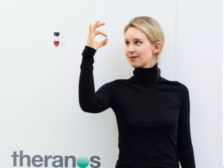 Elizabeth Holmes, tỷ phú một thời và là con cưng của giới truyền thông, ra hầu tòa - Ảnh 2. Elizabeth Holmes, tỷ phú một thời và là con cưng của giới truyền thông, ra hầu tòa - Ảnh 2.