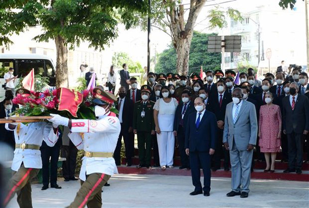 
President Phuc and the Vietnamese high-ranking delegation lay flowers at the President Ho Chi Minh statue in Peace Park in Havan (Photo: VNA)
