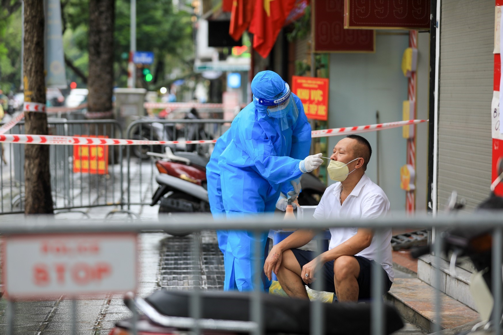 Phong tỏa một đoạn phố Trần Nhân Tông do có ca mắc COVID-19 trong cộng đồng - Ảnh 4. Phong tỏa một đoạn phố Trần Nhân Tông do có ca mắc COVID-19 trong cộng đồng - Ảnh 4.