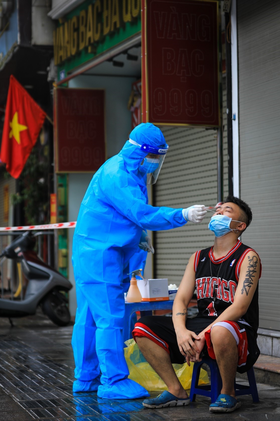 Phong tỏa một đoạn phố Trần Nhân Tông do có ca mắc COVID-19 trong cộng đồng - Ảnh 3. Phong tỏa một đoạn phố Trần Nhân Tông do có ca mắc COVID-19 trong cộng đồng - Ảnh 3.