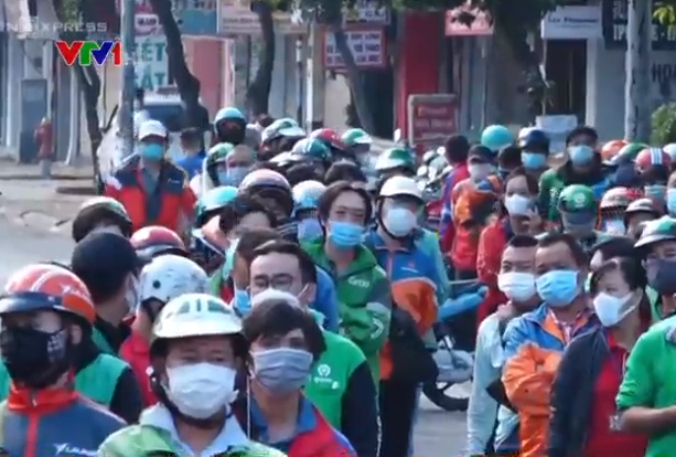 H&ocirc;m nay (25/9), nh&acirc;n vi&ecirc;n giao h&agrave;ng c&ocirc;ng nghệ tự lấy mẫu x&eacute;t nghiệm - Ảnh 1.