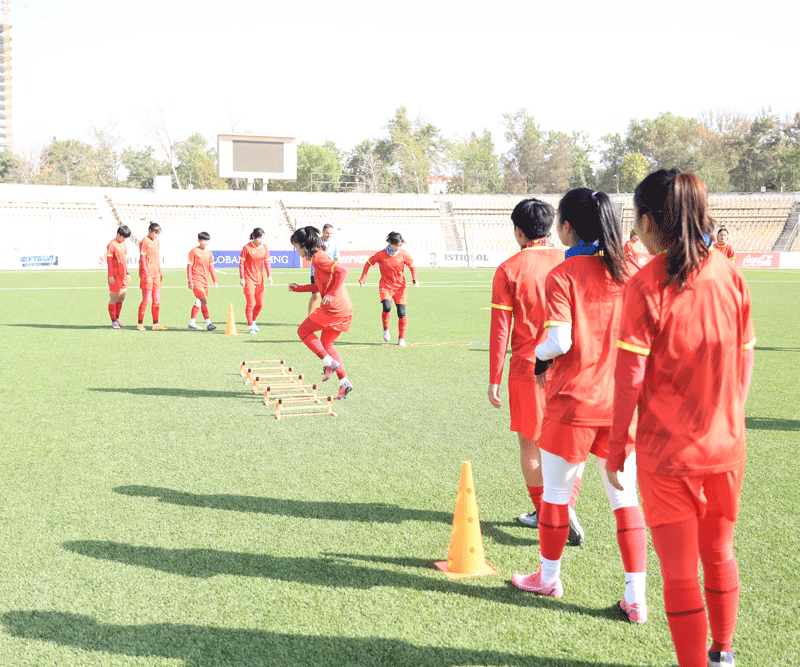 HLV Mai Đức Chung: “Đối thủ Tajikistan có tầm vóc cao lớn, nhưng kỹ thuật trung bình” - Ảnh 2.