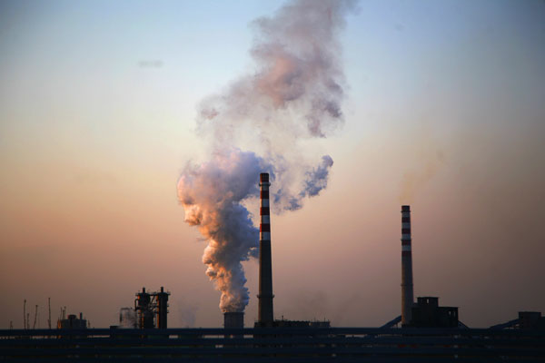 Trung Quốc đóng cửa hàng loạt nhà máy để giảm phát thải - Ảnh 1.