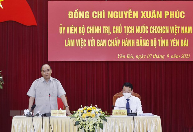 
State President Nguyen Xuan Phuc works with the Yen Bai provincial Party Committee. (Photo: VNA)
