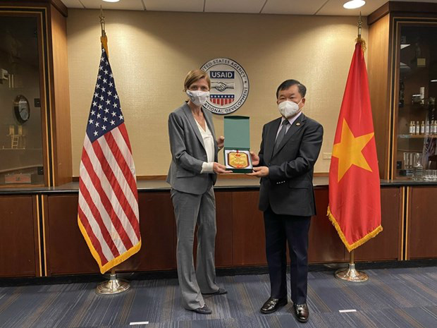 
Deputy Minister of National Defence Sen. Lieut. Gen. Hoang Xuan Chien (R) and Samantha Power, Administrator of the US Agency for International Development (Photo: qdnd.vn)

 

Earlier, Chien held a meeting with Samantha Power, Administrator of the US Agency for International Development (USAID), during which he proposed the agency study and support the identification of Vietnamese soldiers who died in the war, as well as improve testing capacity for Vietnam in this field.
