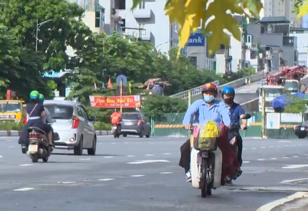 Hà Nội: Người dân đi ngược chiều lên cầu Vĩnh Tuy né chốt kiểm soát vùng đỏ - Ảnh 1. Hà Nội: Người dân đi ngược chiều lên cầu Vĩnh Tuy né chốt kiểm soát vùng đỏ - Ảnh 1.