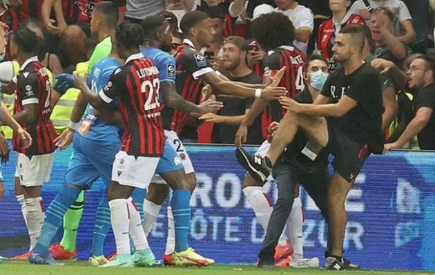BTC Ligue 1 đưa ra án phạt cho vụ bạo loạn giữa Nice - Marseille - Ảnh 2. BTC Ligue 1 đưa ra án phạt cho vụ bạo loạn giữa Nice - Marseille - Ảnh 2.