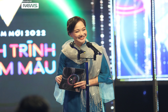 VTV Awards 2021: Hồng Diễm lần thứ 2 li&ecirc;n tiếp gi&agrave;nh giải Diễn vi&ecirc;n nữ ấn tượng - Ảnh 2.