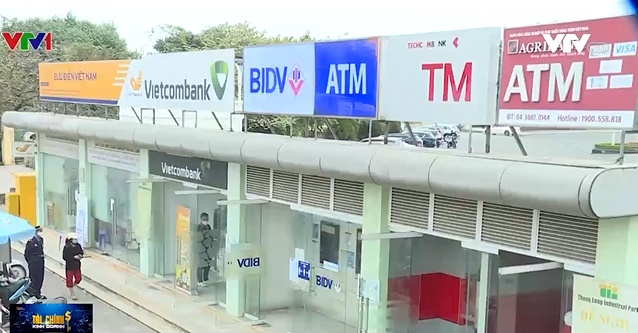 Lần đầu tiên giao dịch rút tiền qua ATM giảm - Ảnh 1.