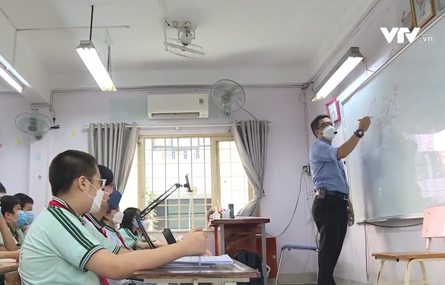 Lớp học 2 trong 1: Gi&aacute;o vi&ecirc;n vừa dạy trực tiếp, vừa dạy trực tuyến - Ảnh 1.