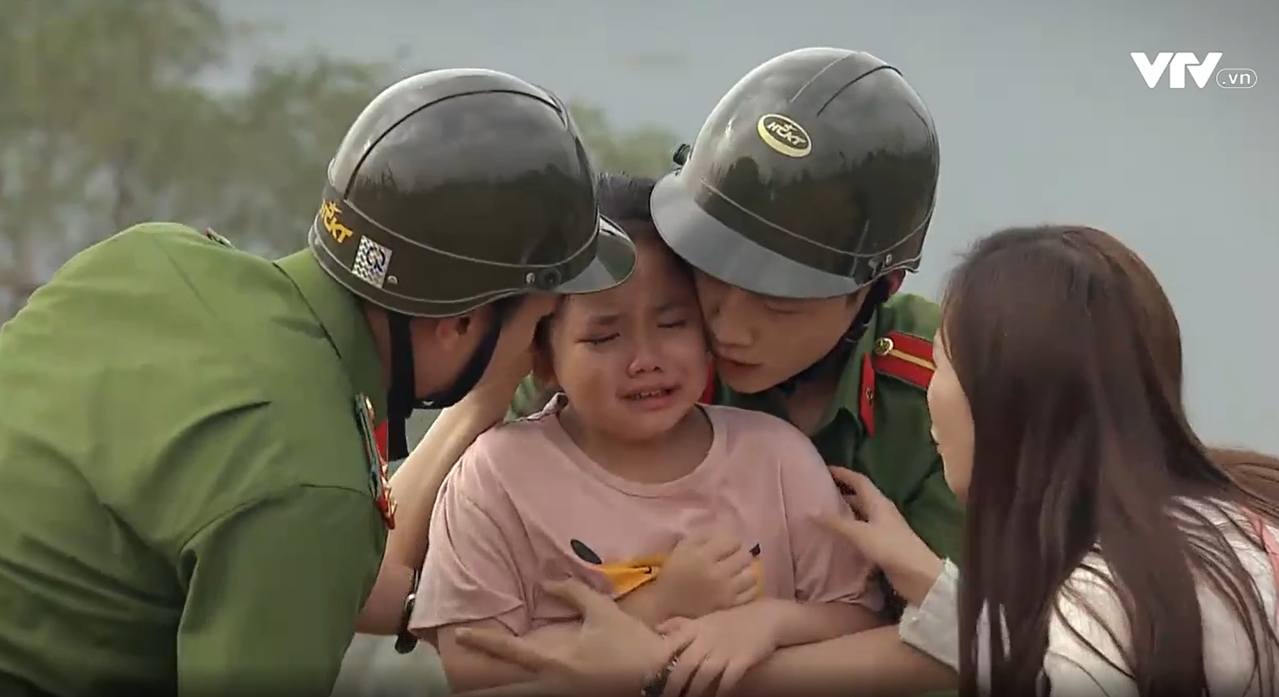 Phố trong l&agrave;ng - Tập 40: Mến g&agrave;o kh&oacute;c gọi con g&aacute;i trong v&ocirc; vọng khiến kh&aacute;n giả x&uacute;c động - Ảnh 10.