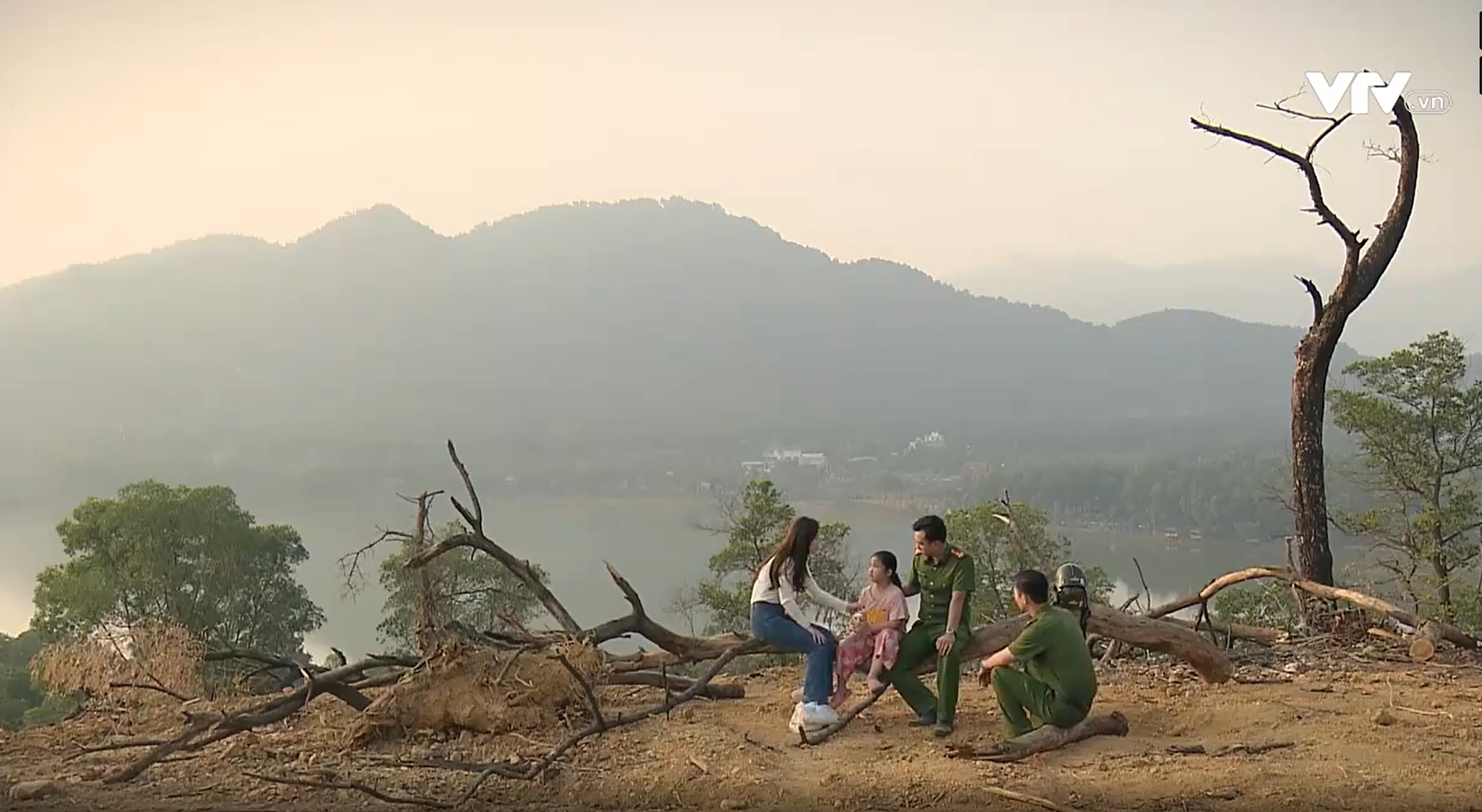 Phố trong l&agrave;ng - Tập 40: Mến g&agrave;o kh&oacute;c gọi con g&aacute;i trong v&ocirc; vọng khiến kh&aacute;n giả x&uacute;c động - Ảnh 13.