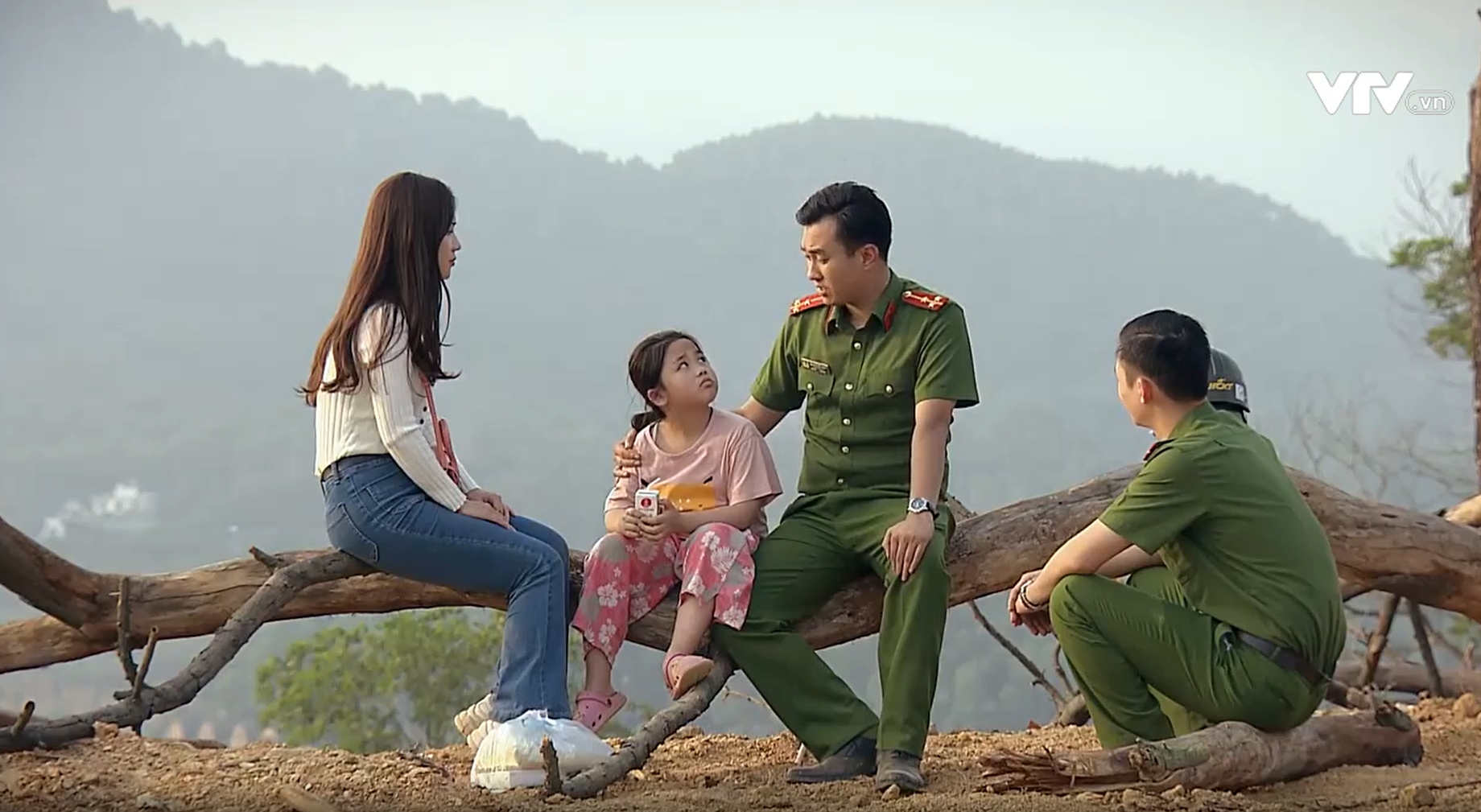 Phố trong l&agrave;ng - Tập 40: Mến g&agrave;o kh&oacute;c gọi con g&aacute;i trong v&ocirc; vọng khiến kh&aacute;n giả x&uacute;c động - Ảnh 12.