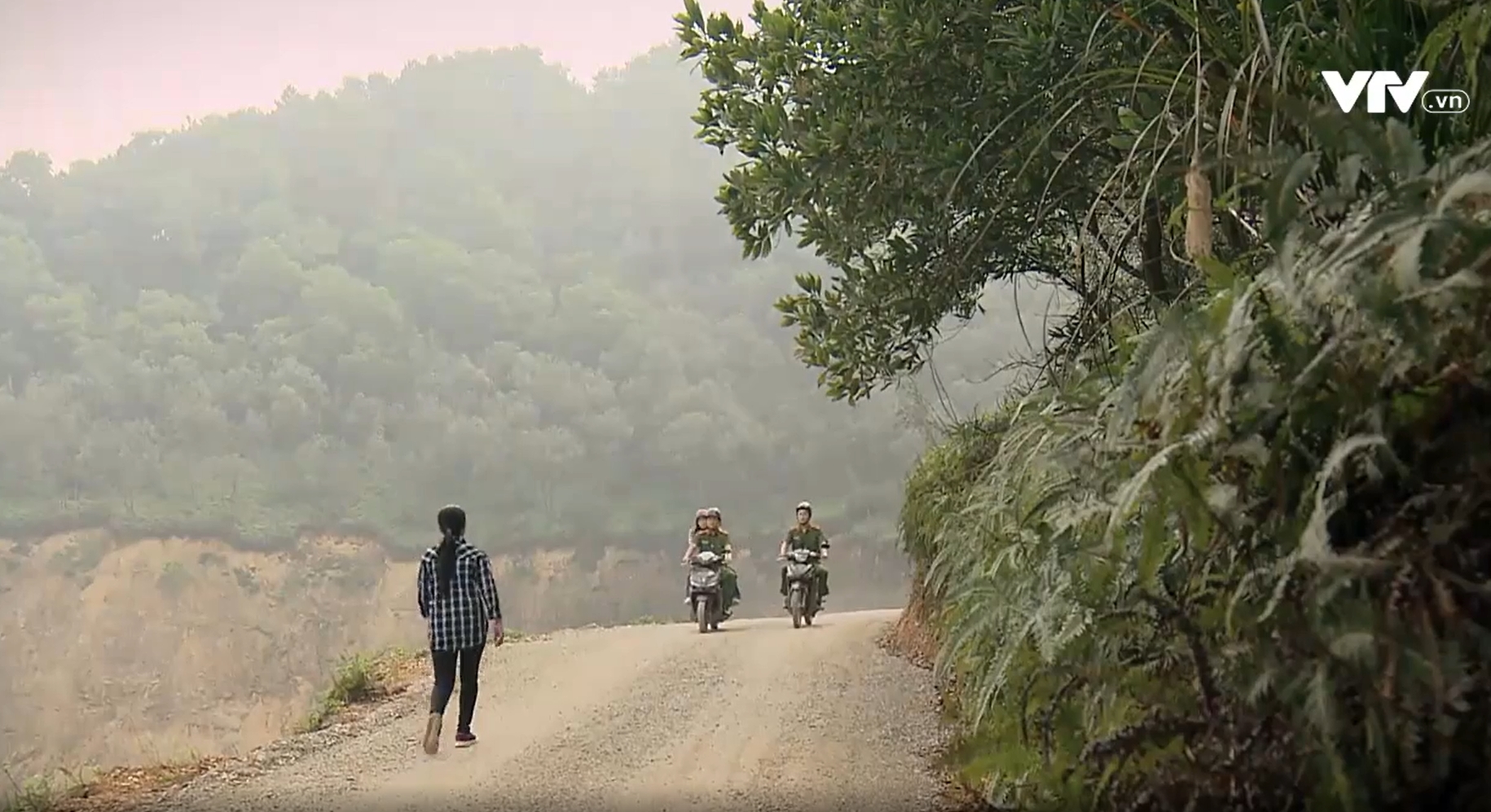 Phố trong l&agrave;ng - Tập 40: Mến g&agrave;o kh&oacute;c gọi con g&aacute;i trong v&ocirc; vọng khiến kh&aacute;n giả x&uacute;c động - Ảnh 8.