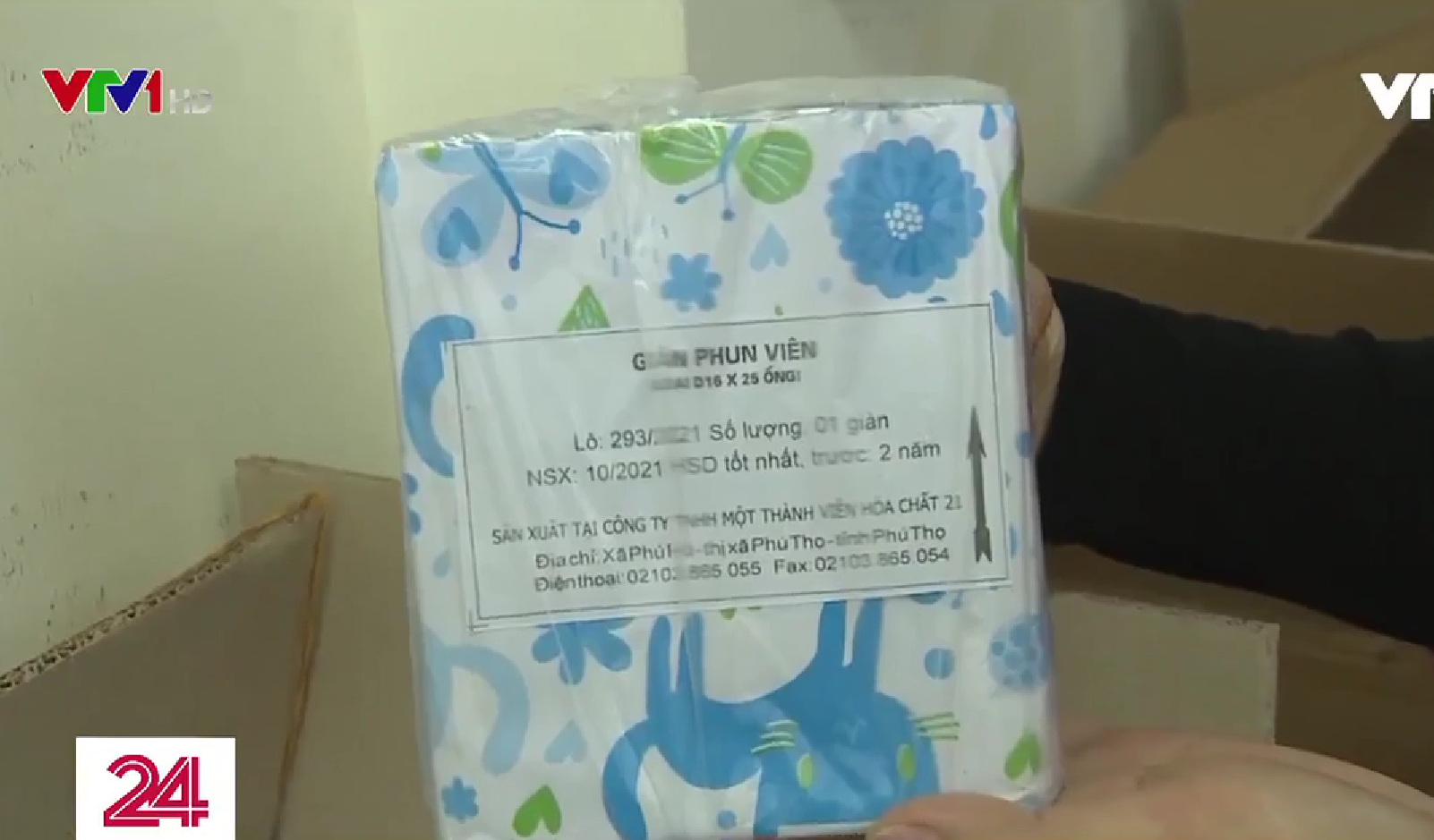 Người dân hào hứng xếp hàng mua pháo hoa không nổ về chơi Tết - Ảnh 1. Người dân hào hứng xếp hàng mua pháo hoa không nổ về chơi Tết - Ảnh 1.