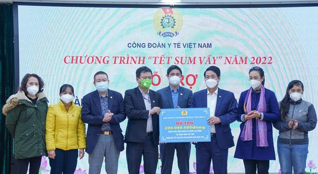 Hỗ trợ 395 triệu đồng cho y bác sĩ Bệnh viện Tuệ Tĩnh bị nợ lương kéo dài - Ảnh 1.