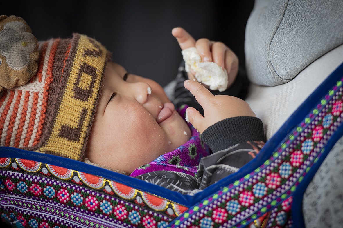 Vẻ đ&aacute;ng y&ecirc;u của những em b&eacute; v&ugrave;ng cao T&acirc;y Bắc trong phi&ecirc;n chợ cuối năm - Ảnh 1.