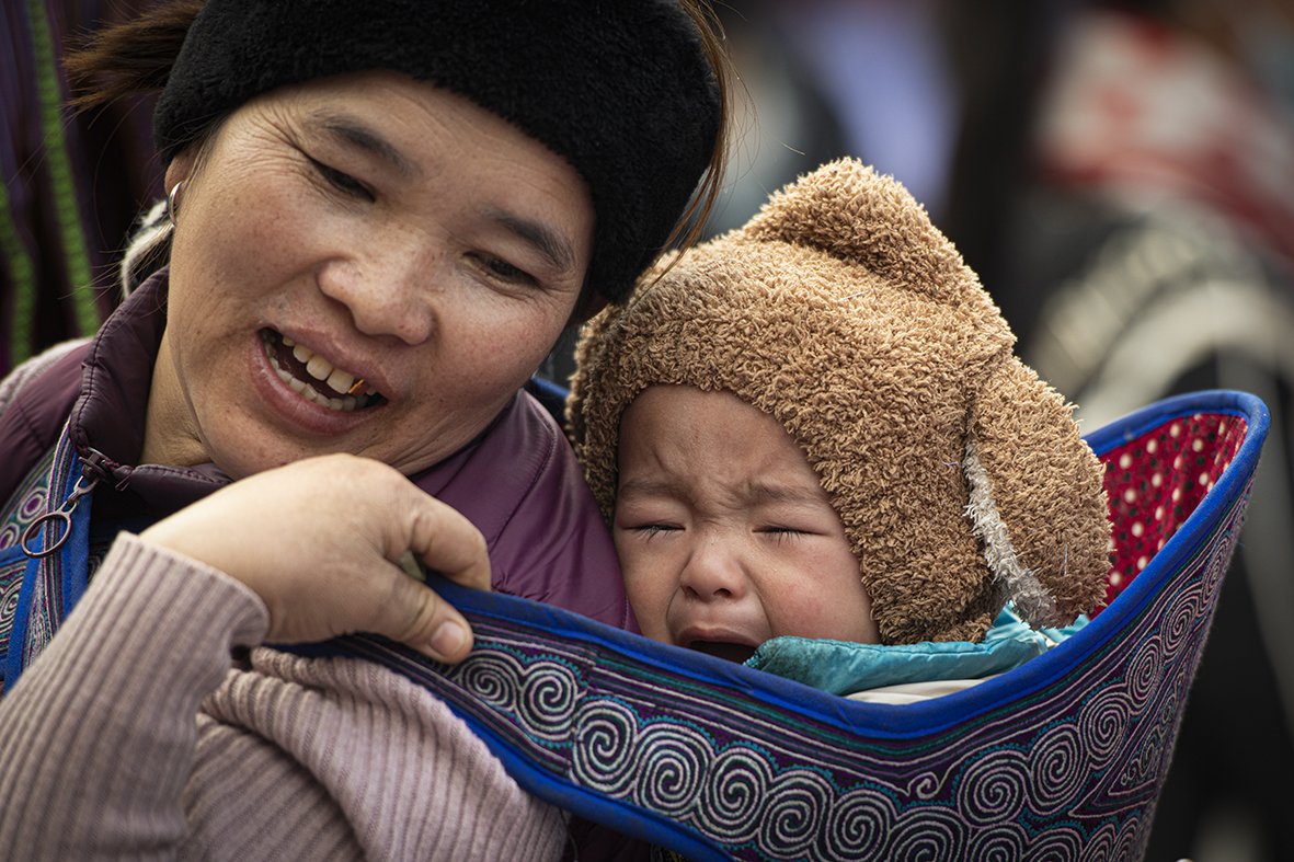 Vẻ đ&aacute;ng y&ecirc;u của những em b&eacute; v&ugrave;ng cao T&acirc;y Bắc trong phi&ecirc;n chợ cuối năm - Ảnh 10.