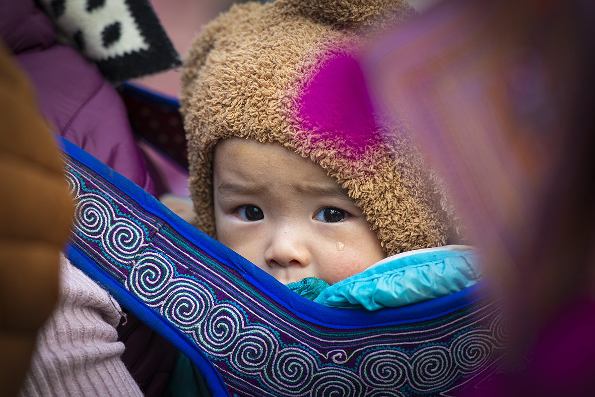 Vẻ đ&aacute;ng y&ecirc;u của những em b&eacute; v&ugrave;ng cao T&acirc;y Bắc trong phi&ecirc;n chợ cuối năm - Ảnh 3.