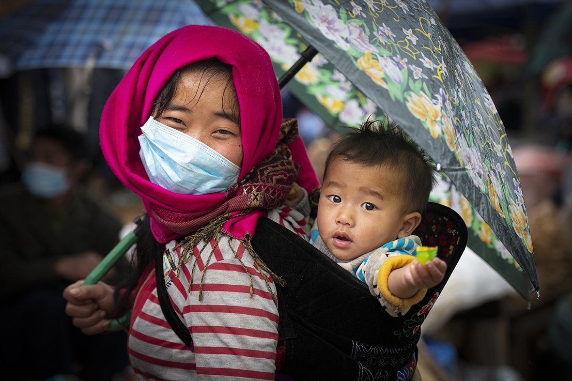 Vẻ đ&aacute;ng y&ecirc;u của những em b&eacute; v&ugrave;ng cao T&acirc;y Bắc trong phi&ecirc;n chợ cuối năm - Ảnh 4.