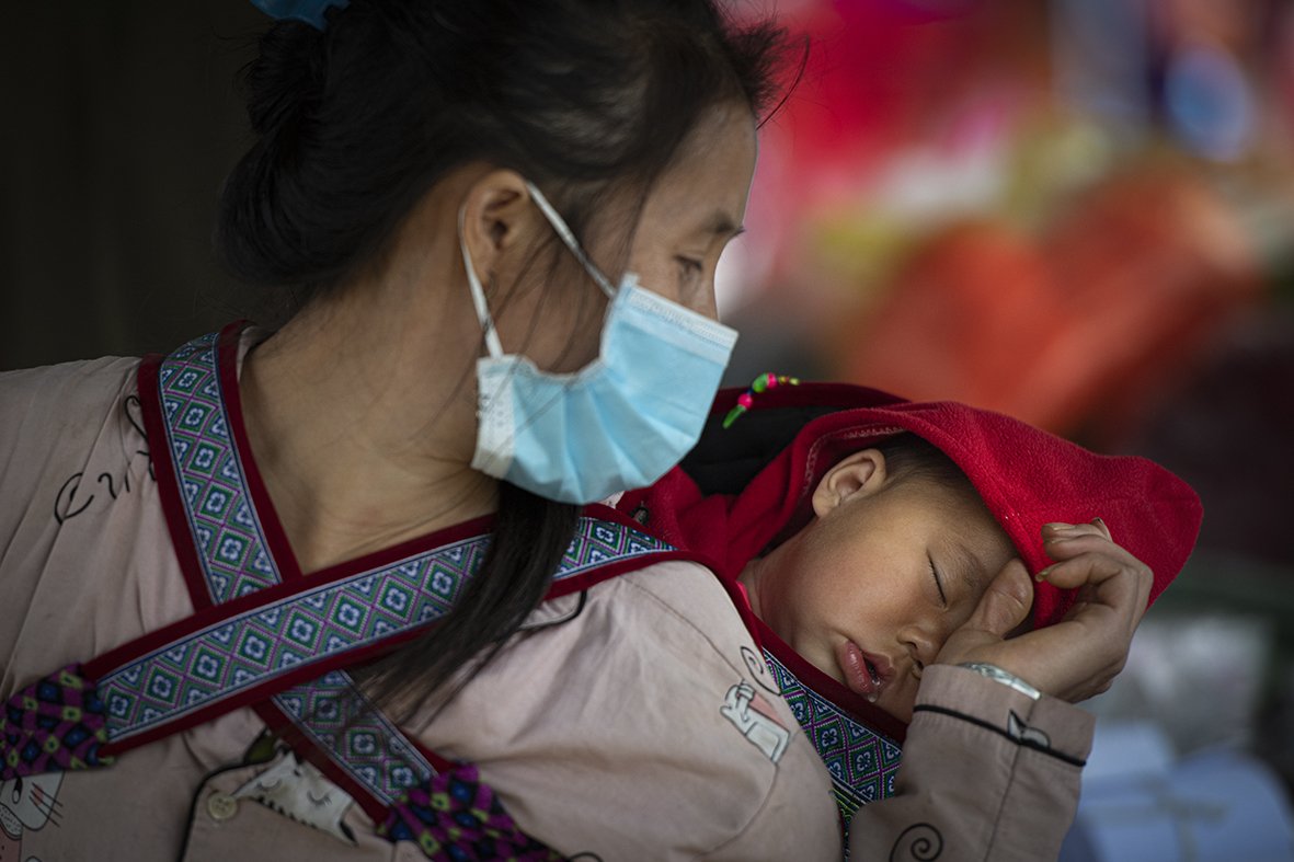 Vẻ đ&aacute;ng y&ecirc;u của những em b&eacute; v&ugrave;ng cao T&acirc;y Bắc trong phi&ecirc;n chợ cuối năm - Ảnh 2.