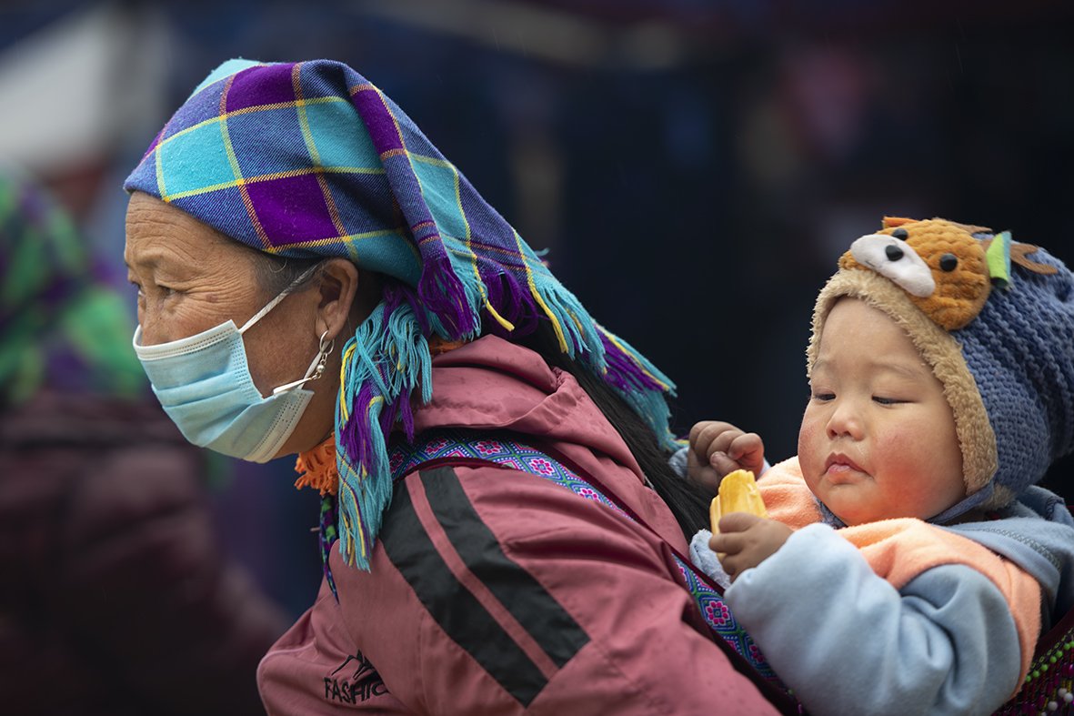 Vẻ đ&aacute;ng y&ecirc;u của những em b&eacute; v&ugrave;ng cao T&acirc;y Bắc trong phi&ecirc;n chợ cuối năm - Ảnh 9.